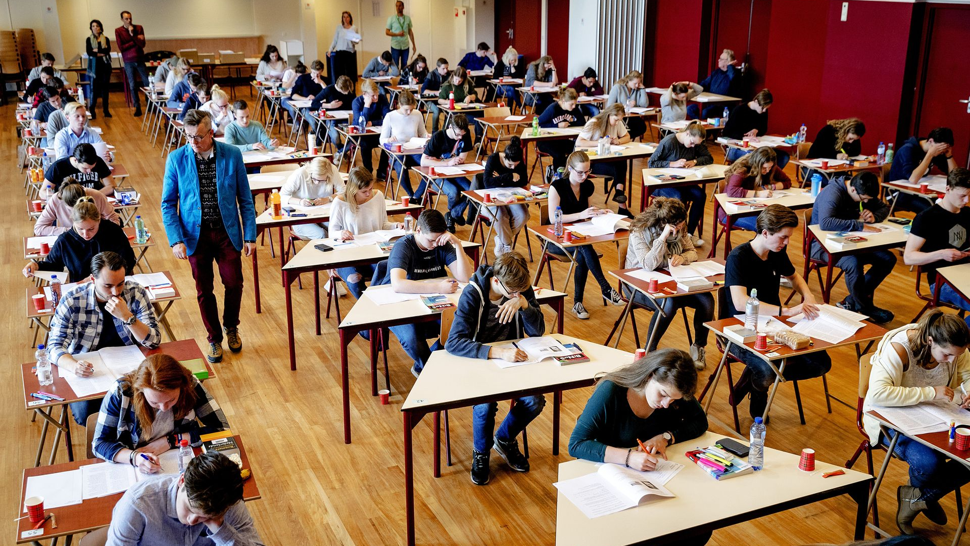 De examens zijn van start: hier komen de vragen vandaan - Omroep Gelderland