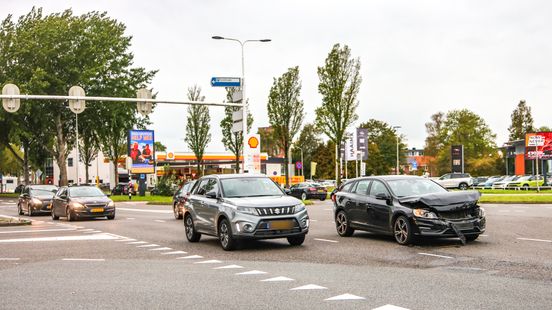Cars collide on the Groningerstraatweg in Leeuwarden