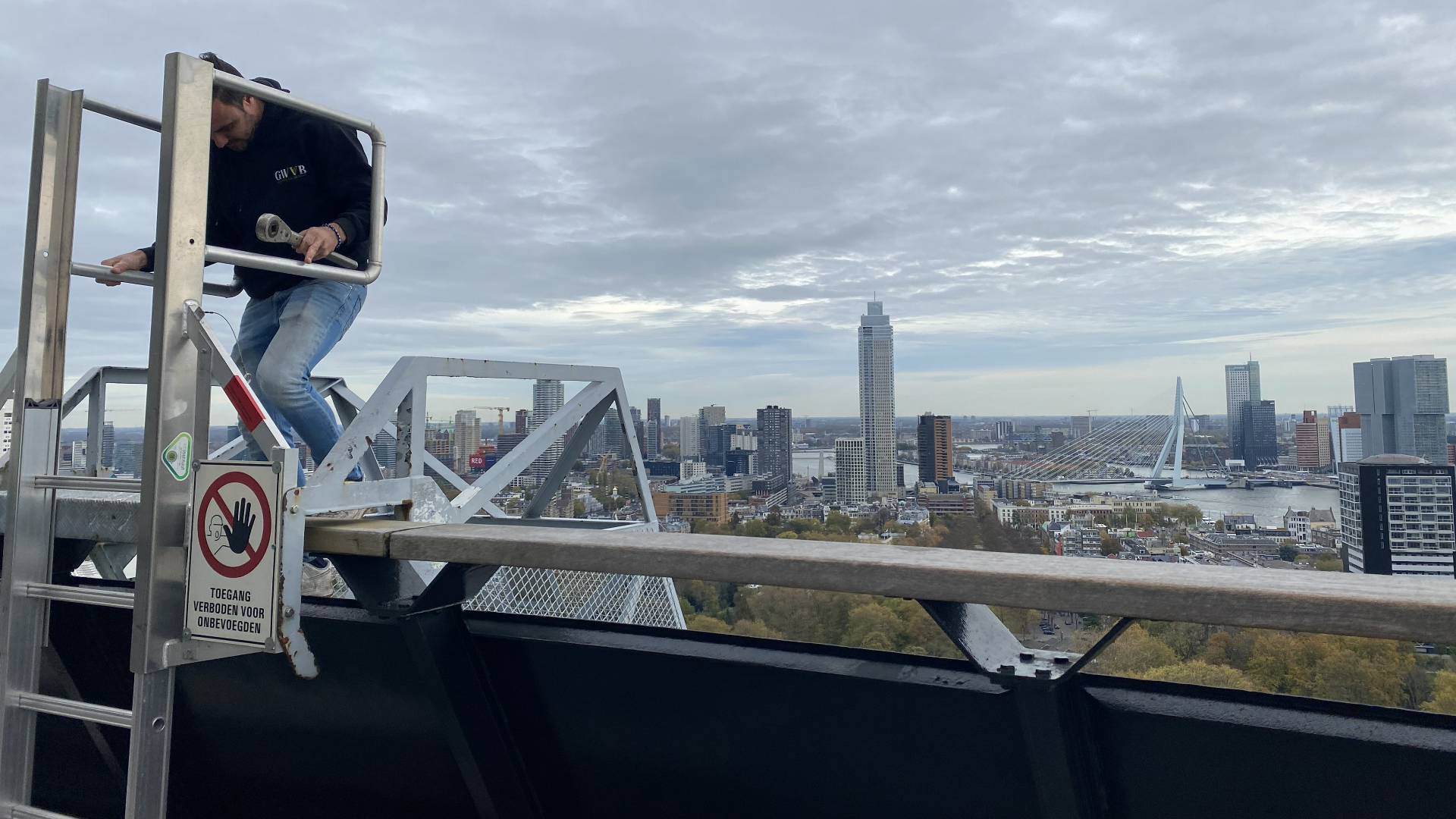 Leroy klimt over het randje