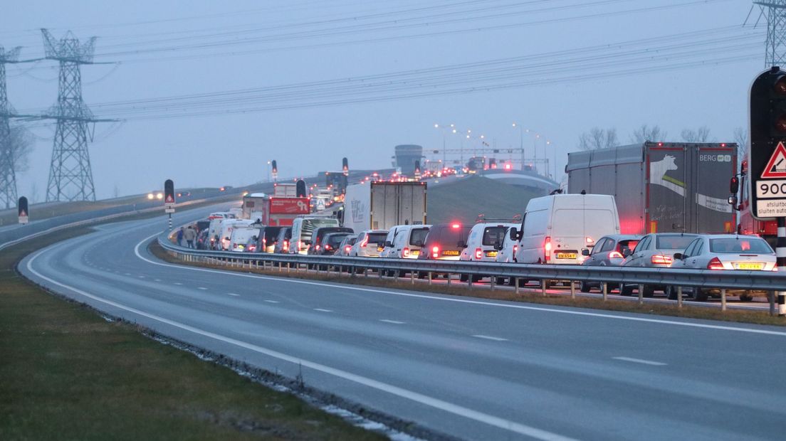 Lange file op spekgladde N50 bij Ramspolbrug