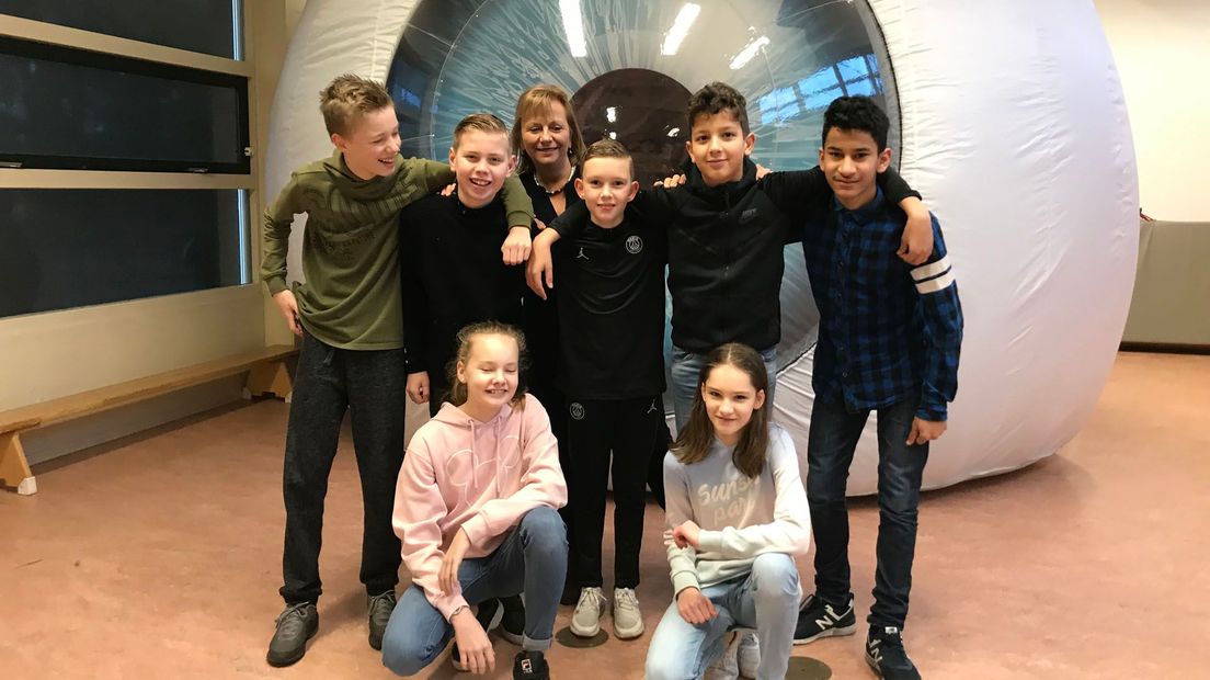 Kinderen op de Sint Carolusschool voor het oog van het Oogfonds.