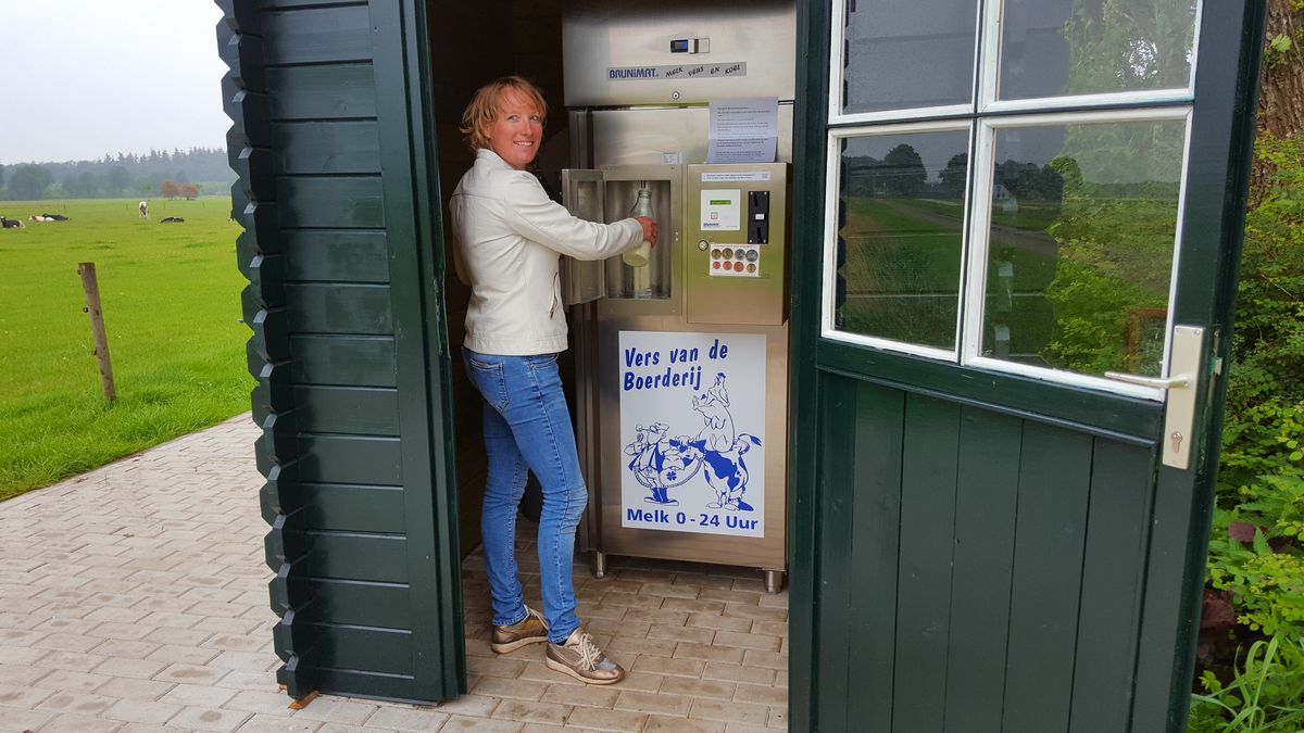Zelf een flesje melk tappen in Borger: 'Mensen vinden het prachtig'