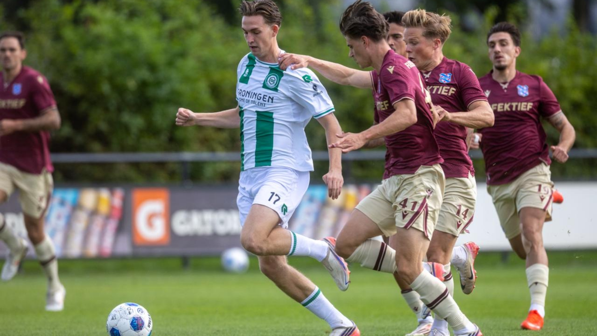 David van der Werff aan de bal in het oefenduel tegen sc Heerenveen