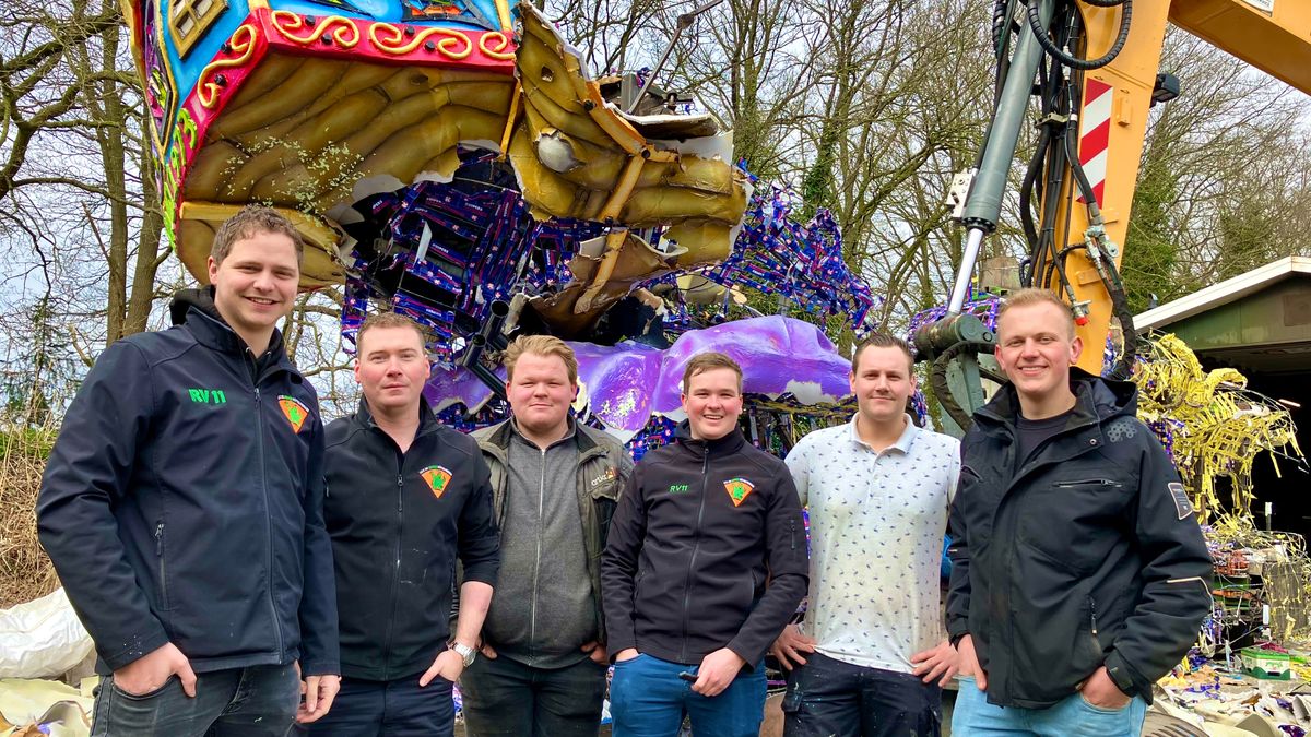 Carnavalspraalwagen van de Greunen uit Denekamp tegen de vlakte tijdens NL Doet