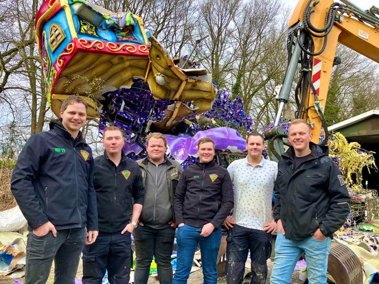 Carnavalspraalwagen van de Greunen uit Denekamp tegen de vlakte tijdens NL Doet