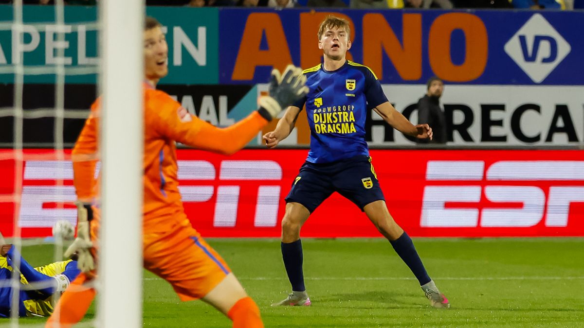 Heerenveen net voor rust aan de leiding | Cambuur moet in korte tijd twee goals incasseren