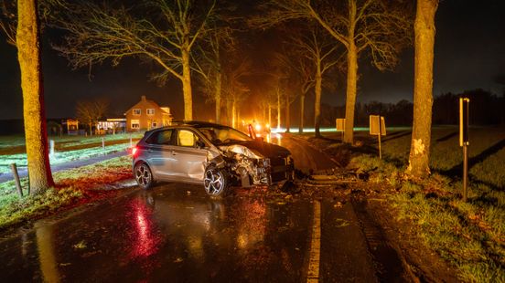 Auto knalt tegen boom op Bathmenseweg bij Lettele; bestuurder naar ziekenhuis Nieuws