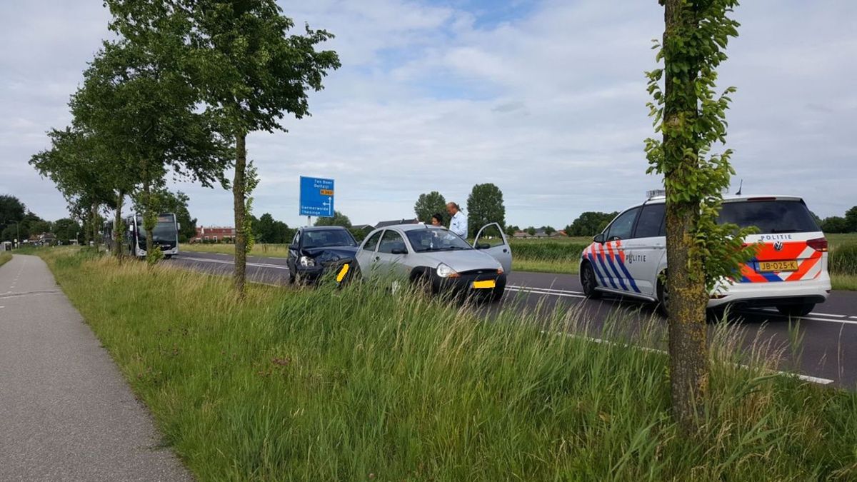 Twee auto's te water na botsing (update)