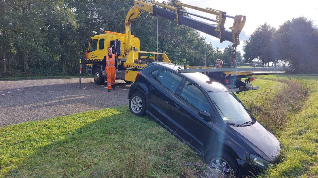 Een berger haalt de auto weer uit de greppel