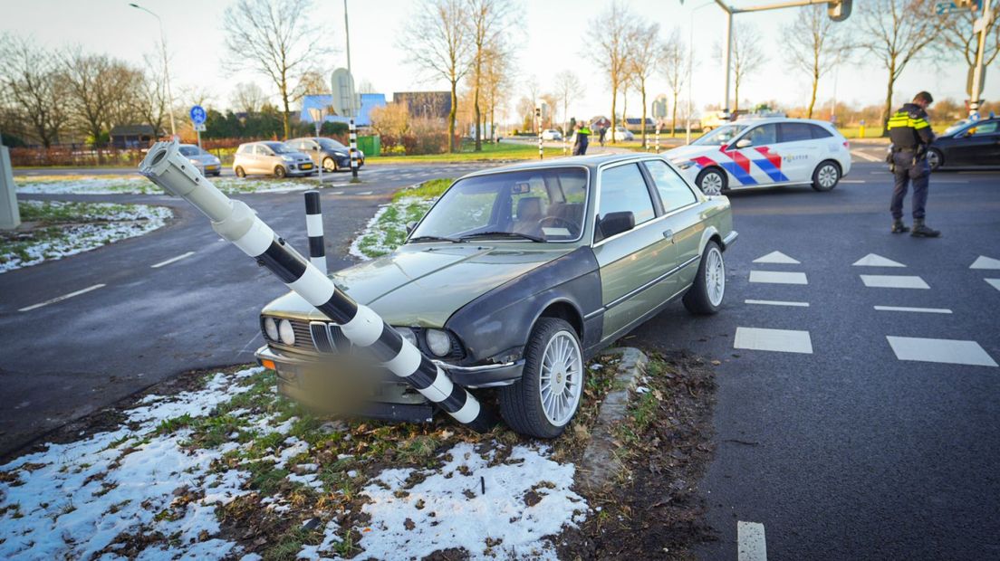 Een automobilist ramt een verkeerslicht in Duiven.