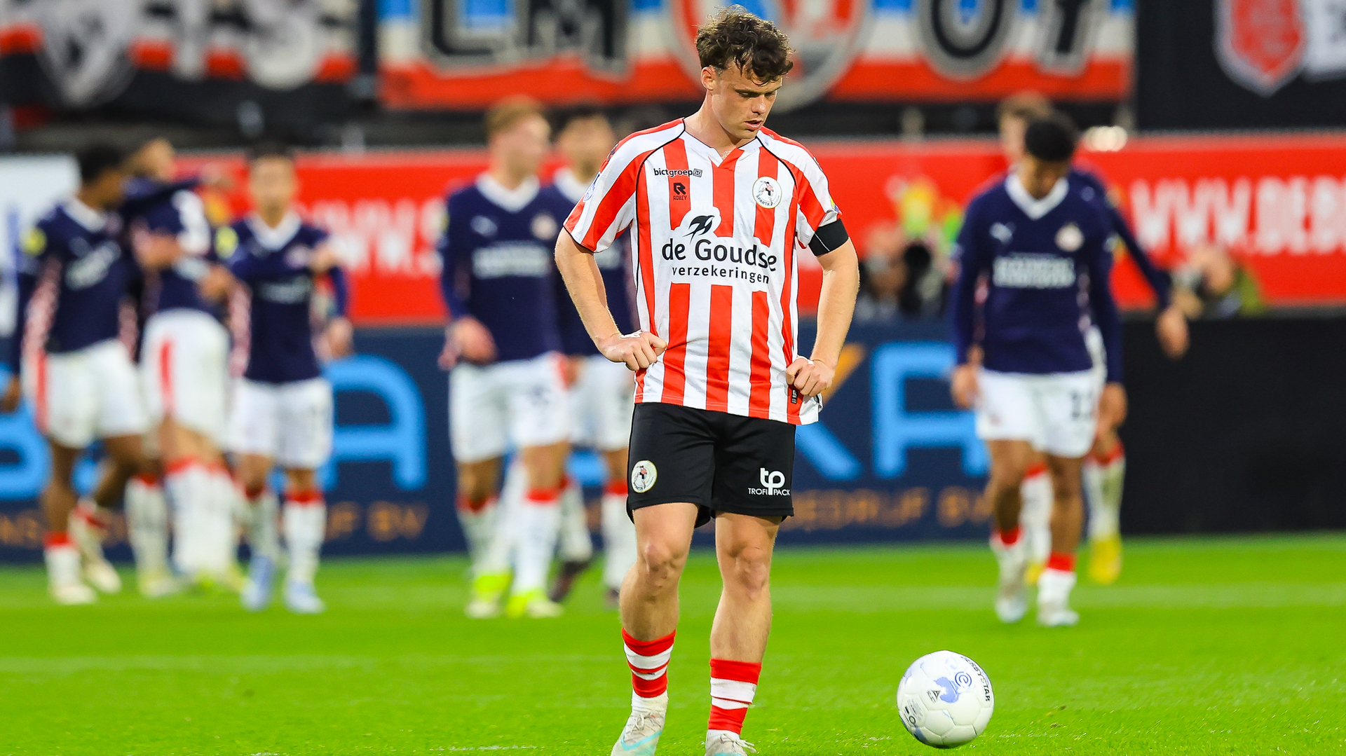 Vito van Crooij baalt na de 2-0 van PSV