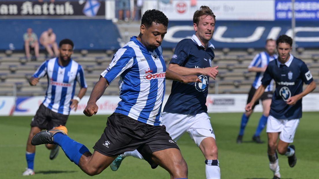 Quick Boys-speler Guus Offerhuis (l) geeft een voorzet