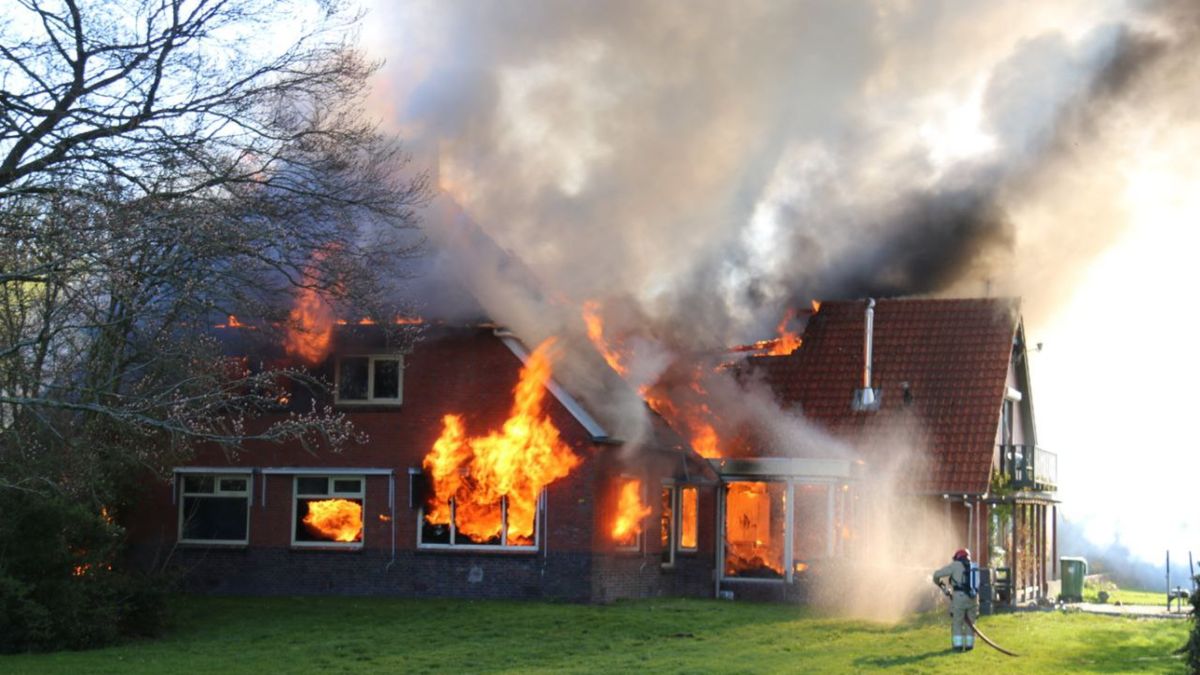 Woonboerderij in Vriescheloo door brand verwoest (update)