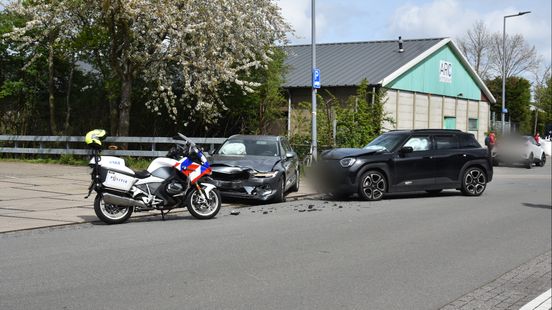 Botsing tussen twee auto’s in Heerlen, bestuurder aangehouden. Botsing tussen twee auto’s in Heerlen, bestuurder aangehouden.