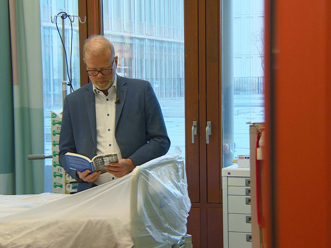 Philip Reedijk met zijn boek 'Neemt u maar vast afscheid'