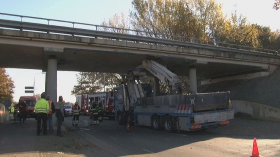 Vrachtwagen klem onder viaduct N34