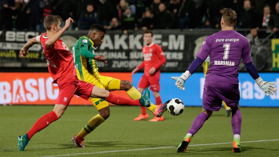 Guyon Fernandez wil de 1-0 tegen FC Twente binnenschieten 