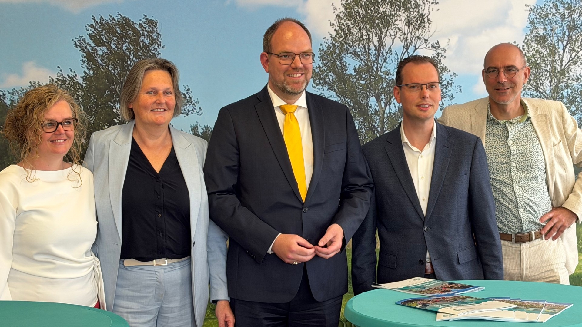 Politieke plannen Het Hogeland: permanent azc, meer huizen en nieuw gemeentehuis