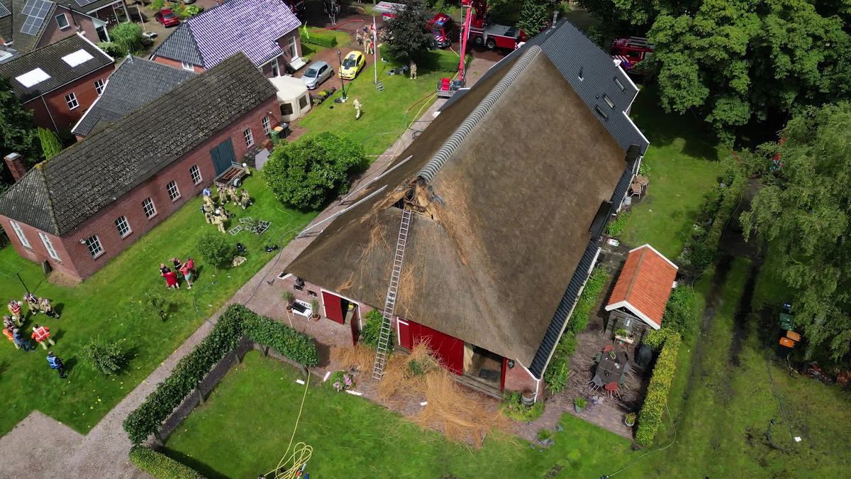 Brand in woonboerderij Eexterveen na blikseminslag op rieten dak
