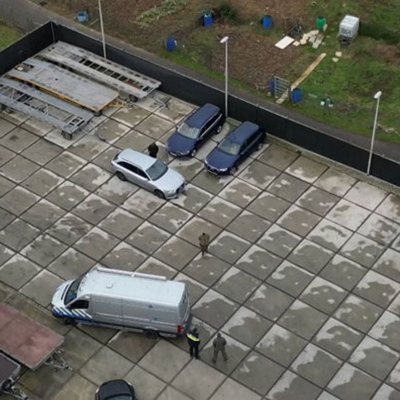 Politie en EOD doorzoeken in beslag genomen auto