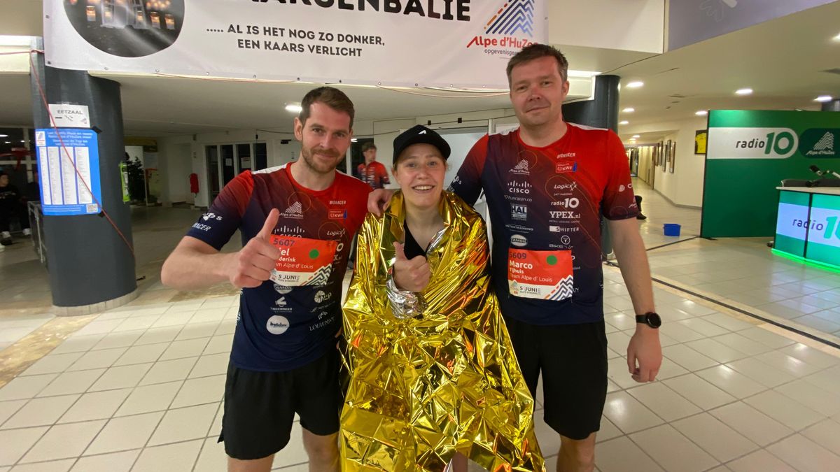 Drietal uit Denekamp bereikt top van kletsnatte Alpe d'Huez, onderkoeling dreigt voor deelnemers
