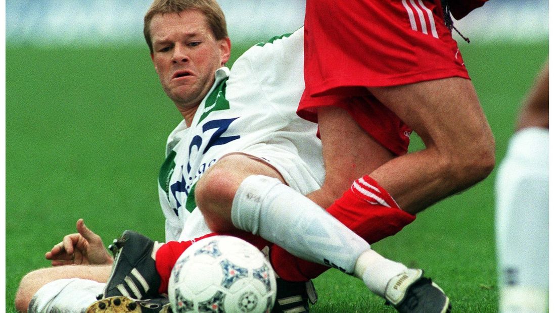 Erwin Koeman zet als speler van FC Groningen een sliding in tegen FC Twente