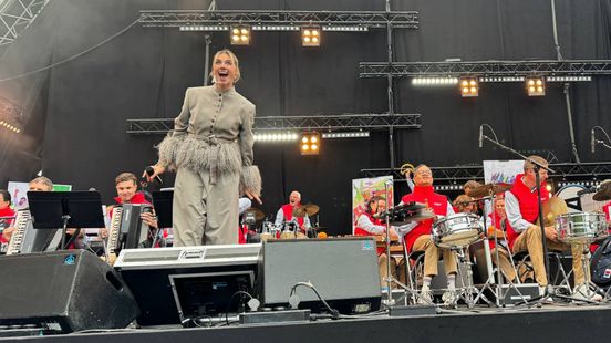 LIVE | De langste vrijheidstafel van Nederland • lof voor Maan en de Jostiband