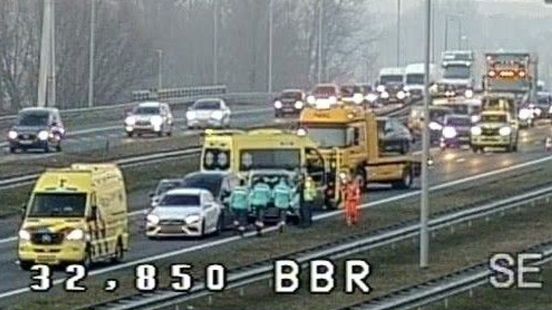 Ongeluk met bestelbus leidt tot ruim uur vertraging op snelweg in avondspits. Ongeluk met bestelbus leidt tot ruim uur vertraging op snelweg in avondspits.