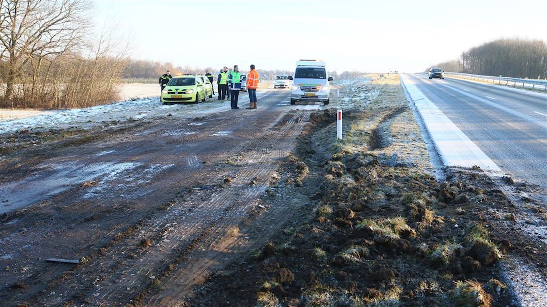 Vrachtwagen Van Chauffeur Uit Hardenberg Glijdt In Drenthe Van De Weg ...