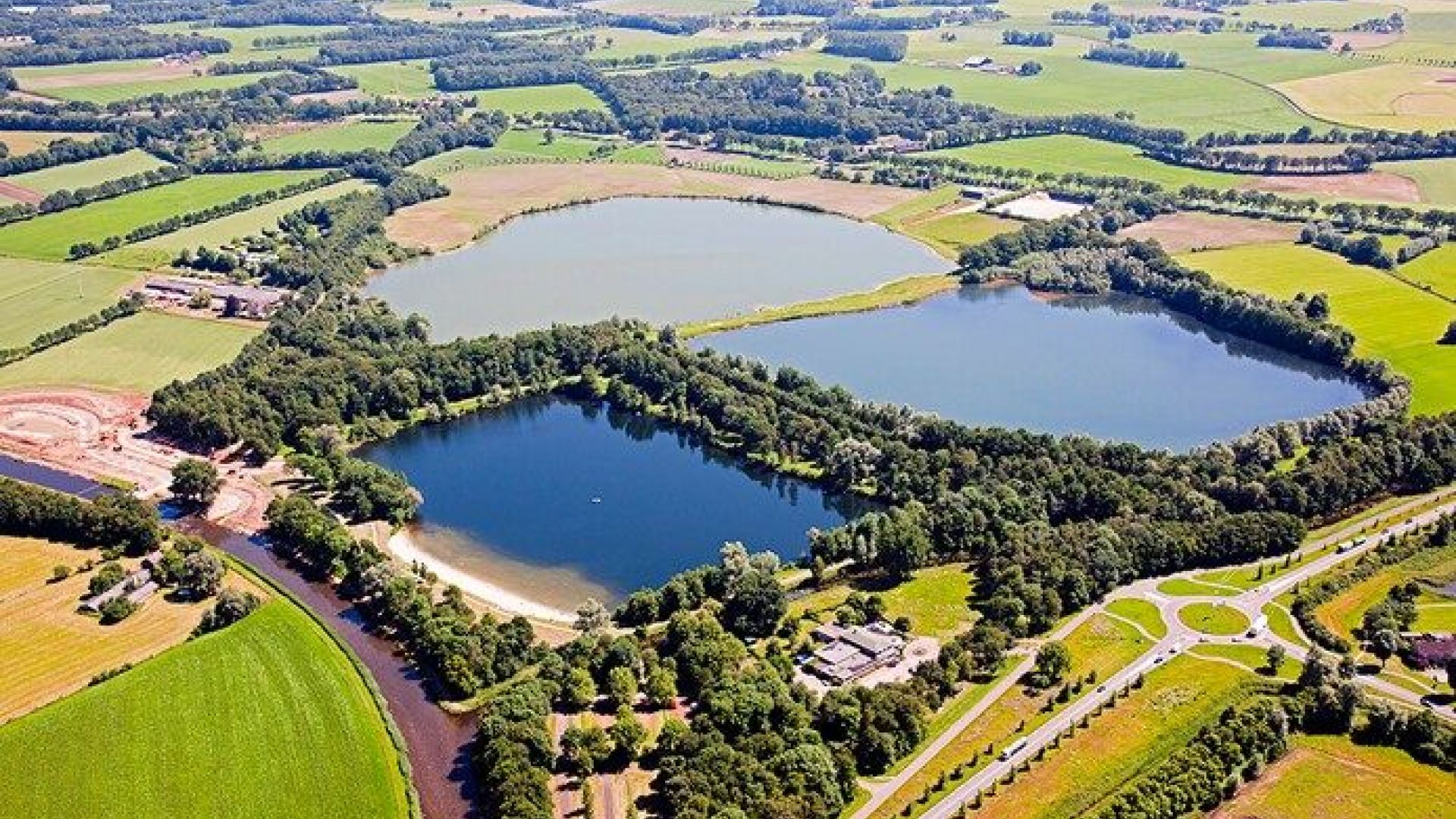 Het hele gebied van de drie Hambroekplassen vanuit de lucht