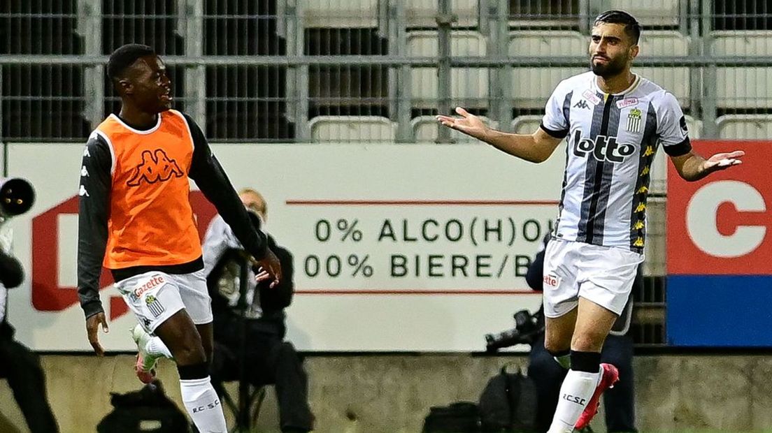 Kaveh Rezaei viert een doelpunt bij Charleroi.