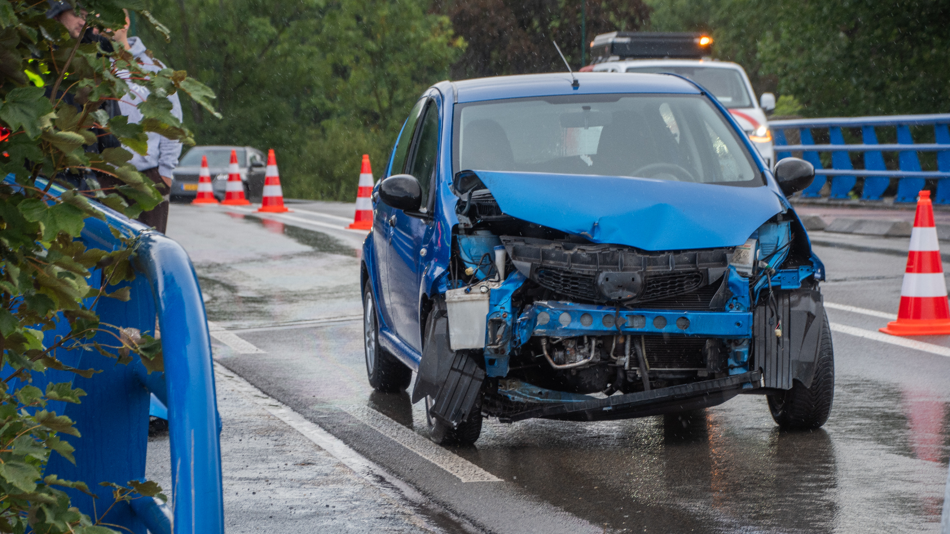 Veel schade aan auto na botsing tegen brug