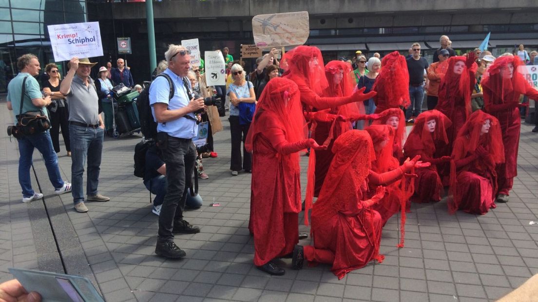 Leidse Fredinand protesteert mee voor de krimp van de luchthavens