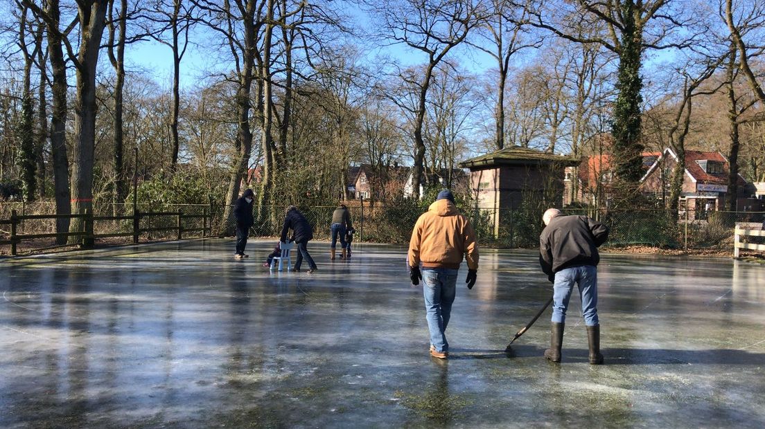 Oosterbeek had de primeur: daar ging vanochtend de eerste ijsbaan in Gelderland open. Om 9.00 uur stonden de eerste schaatsers al klaar bij de baan aan de Talsmalaan.