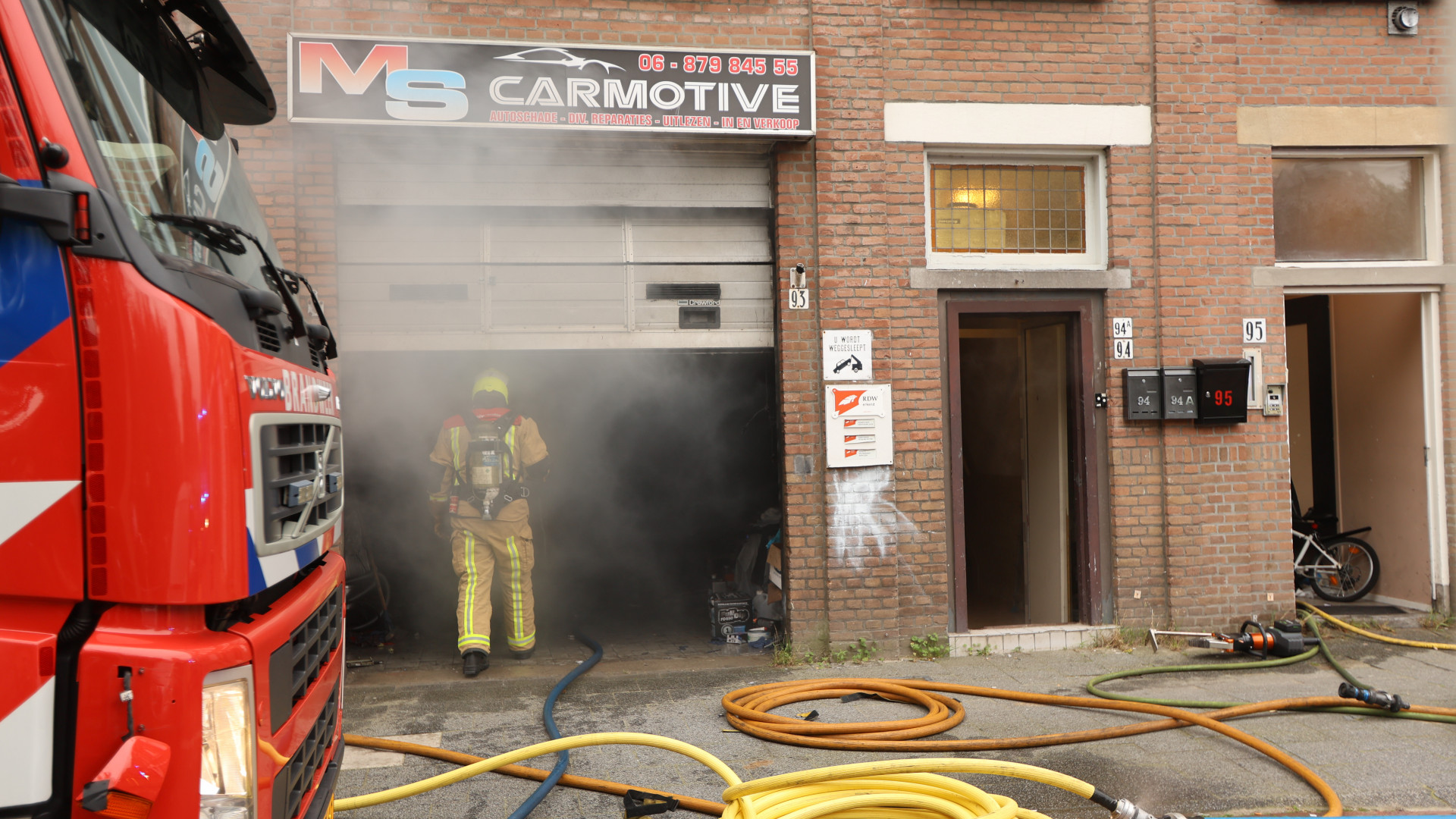 Vlammenzee Verwoest Garage: 'Zit Met Handen In Het Haar' - Omroep West