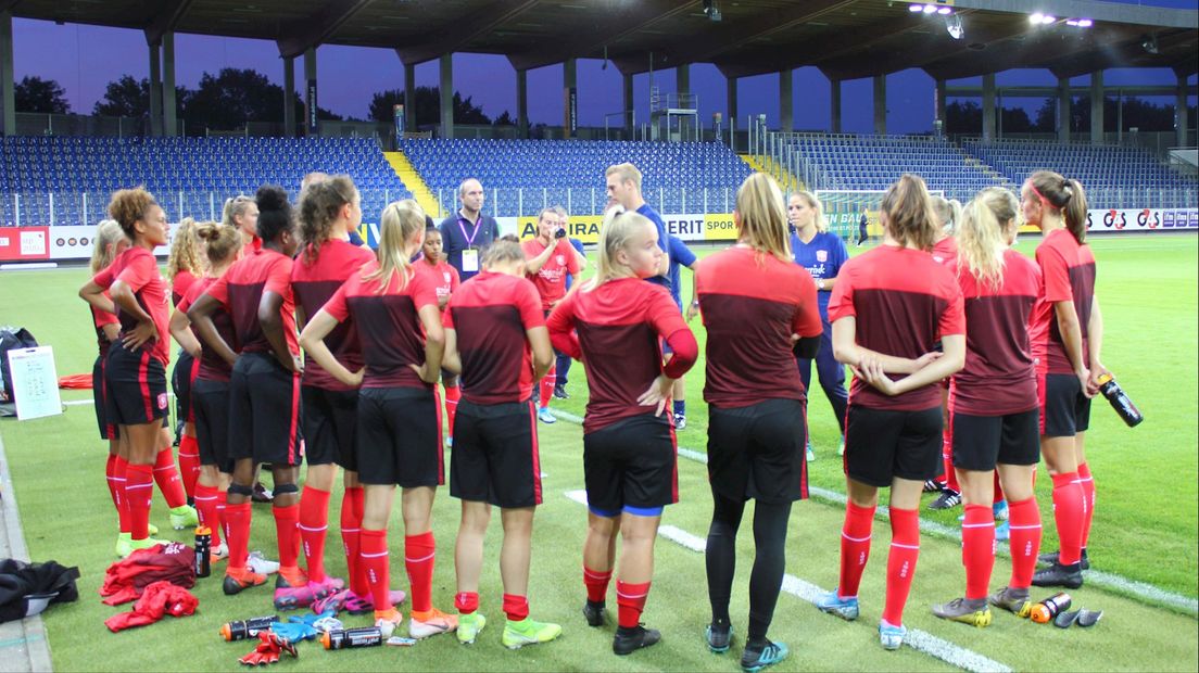 Vrouwen FC Twente op het veld van Sankt Pölten