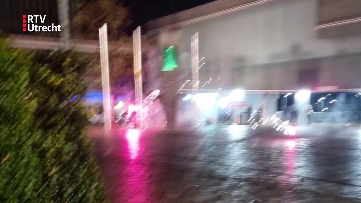 De politie werd flink onder vuur genomen met zwaar vuurwerk