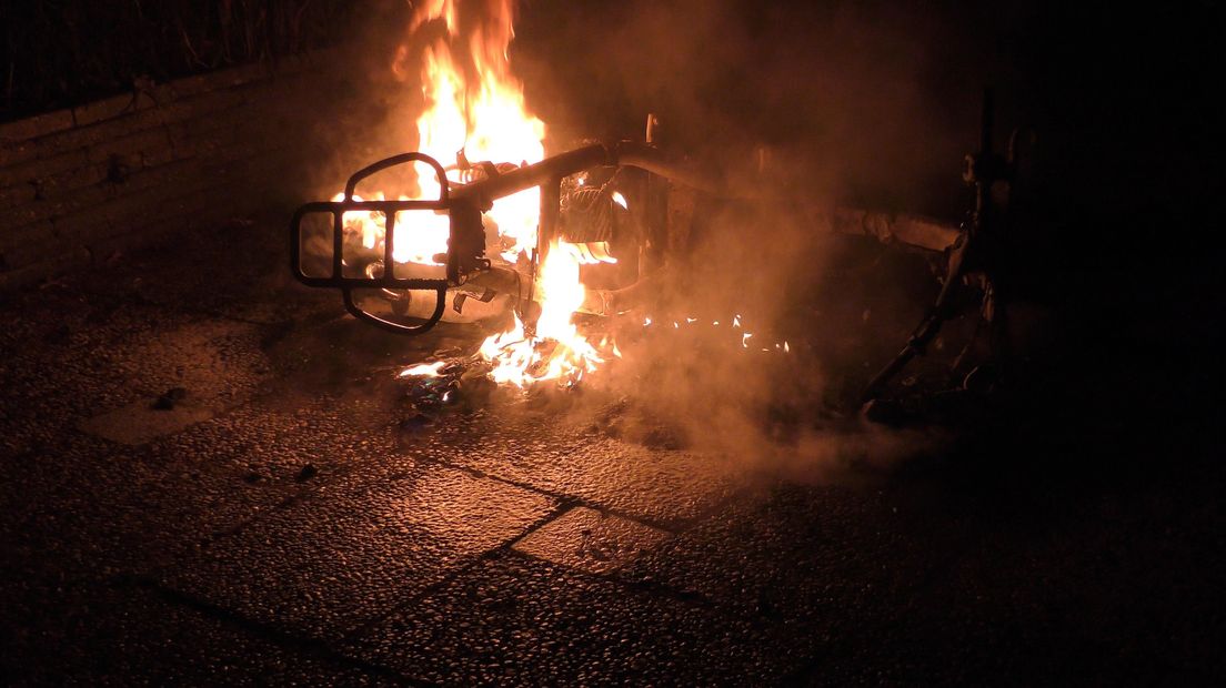 De scooter vloog in brand (Rechten: Persbureau Meter)