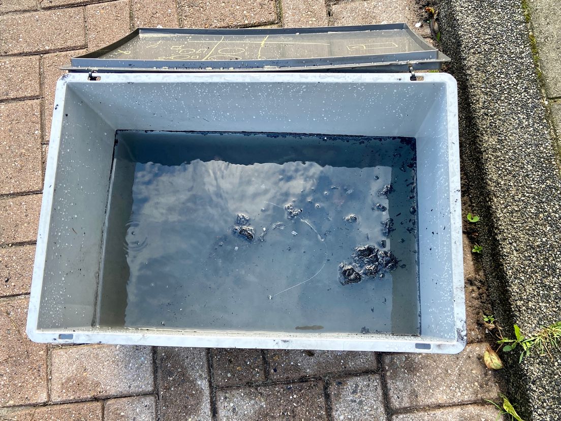 Van de accu is weinig meer over, de brandweer heeft hem in een bak water gelegd.