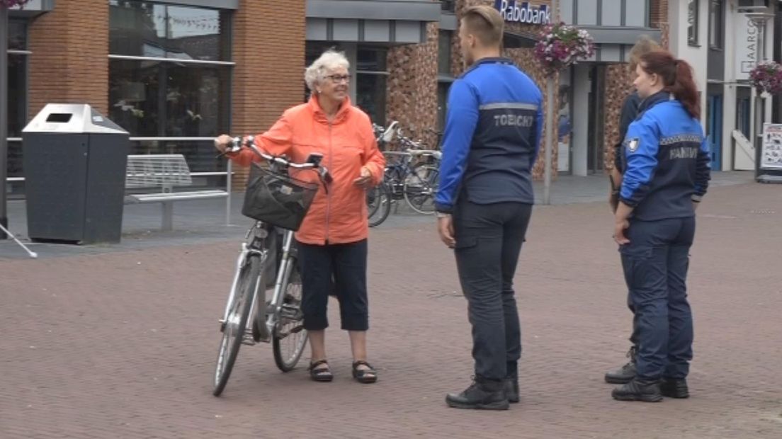 Controles op fietsers in winkelstraat Raalte