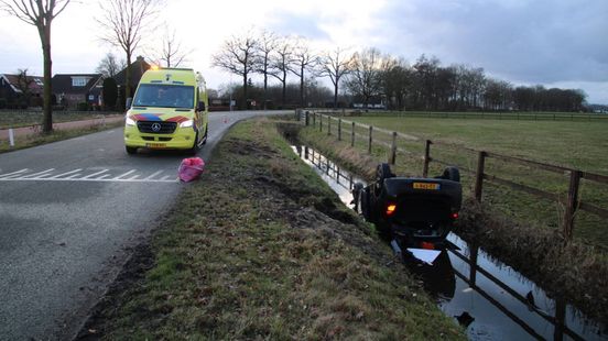 Auto op de kop in sloot, bestuurder gewond
