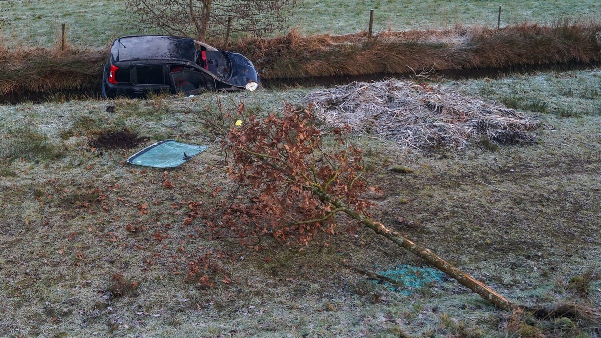 Auto in de sloot bij Hurdegaryp
