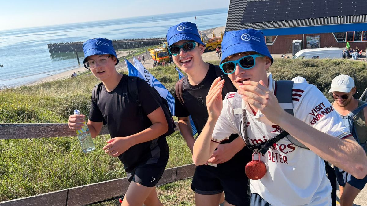 LIVE: Zonovergoten wandelmarathon loopt door Walcherse duinen • Eerste wandelaar in Zoutelande aange