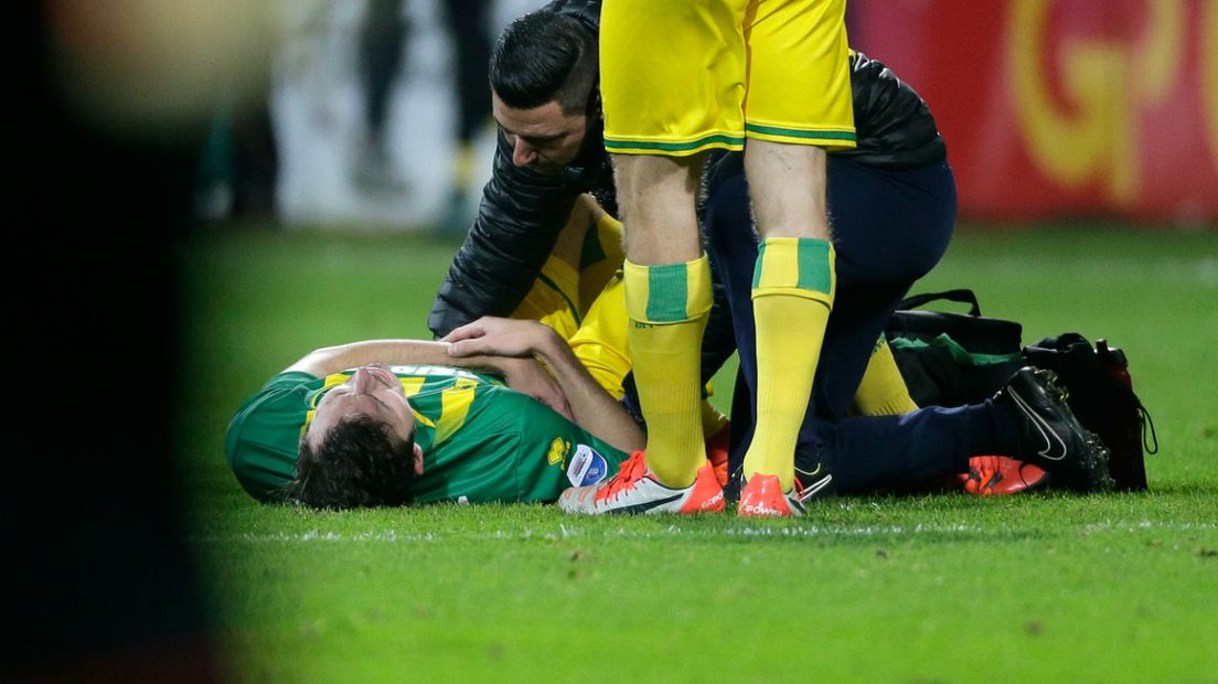 Mike Havenaar loopt een blessure aan zijn ribben op tijdens AZ - ADO. 