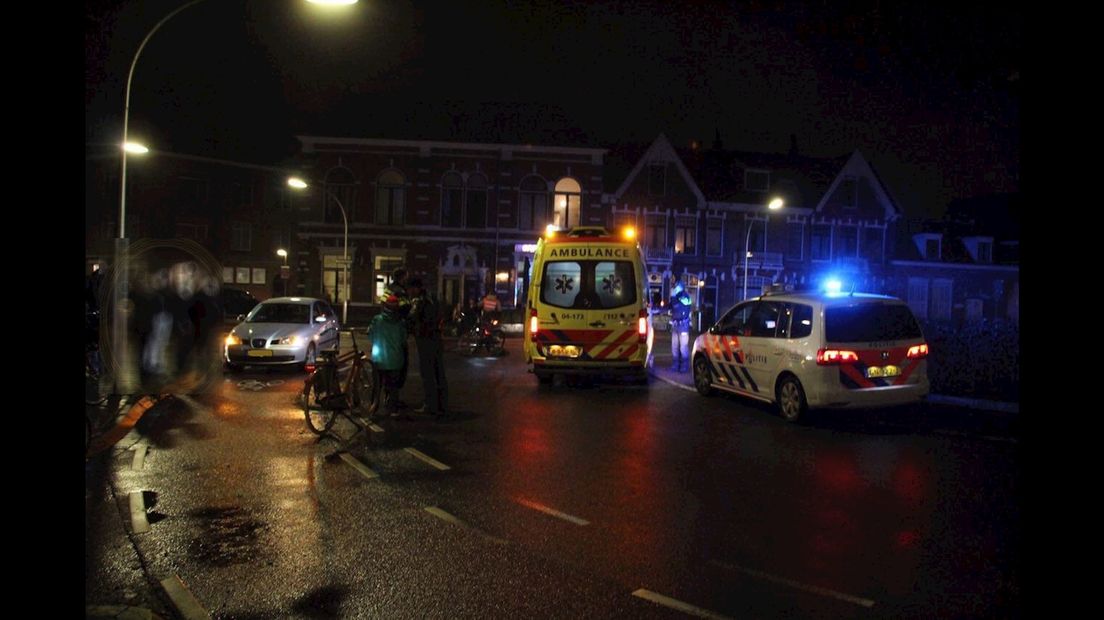 Auto schept fietsster op rotonde in Deventer