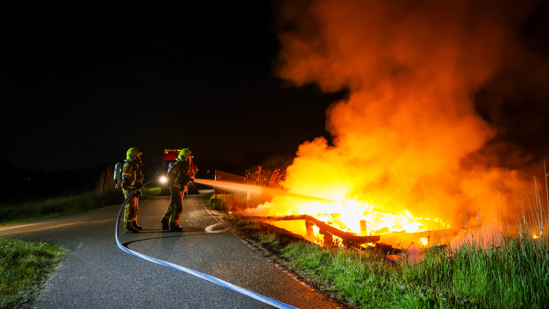 De brandweer had moeite de brandende steiger te blussen