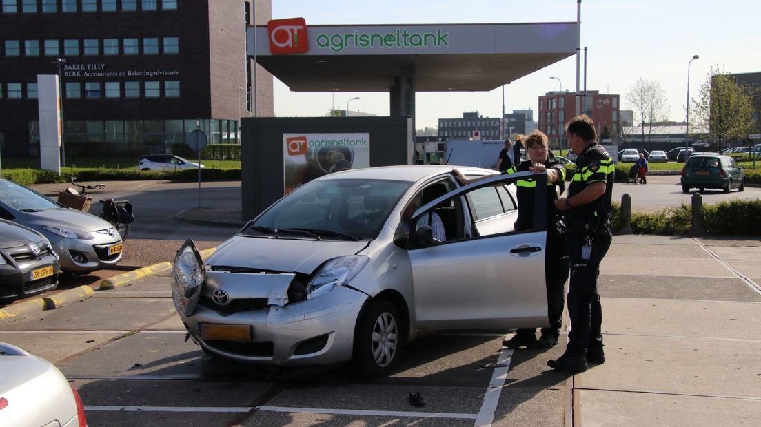 De auto botste op twee geparkeerde auto's.