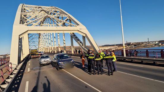 N-weg volledig afgesloten na ongeluk met gewonde op Brug over de Noord. N-weg volledig afgesloten na ongeluk met gewonde op Brug over de Noord.