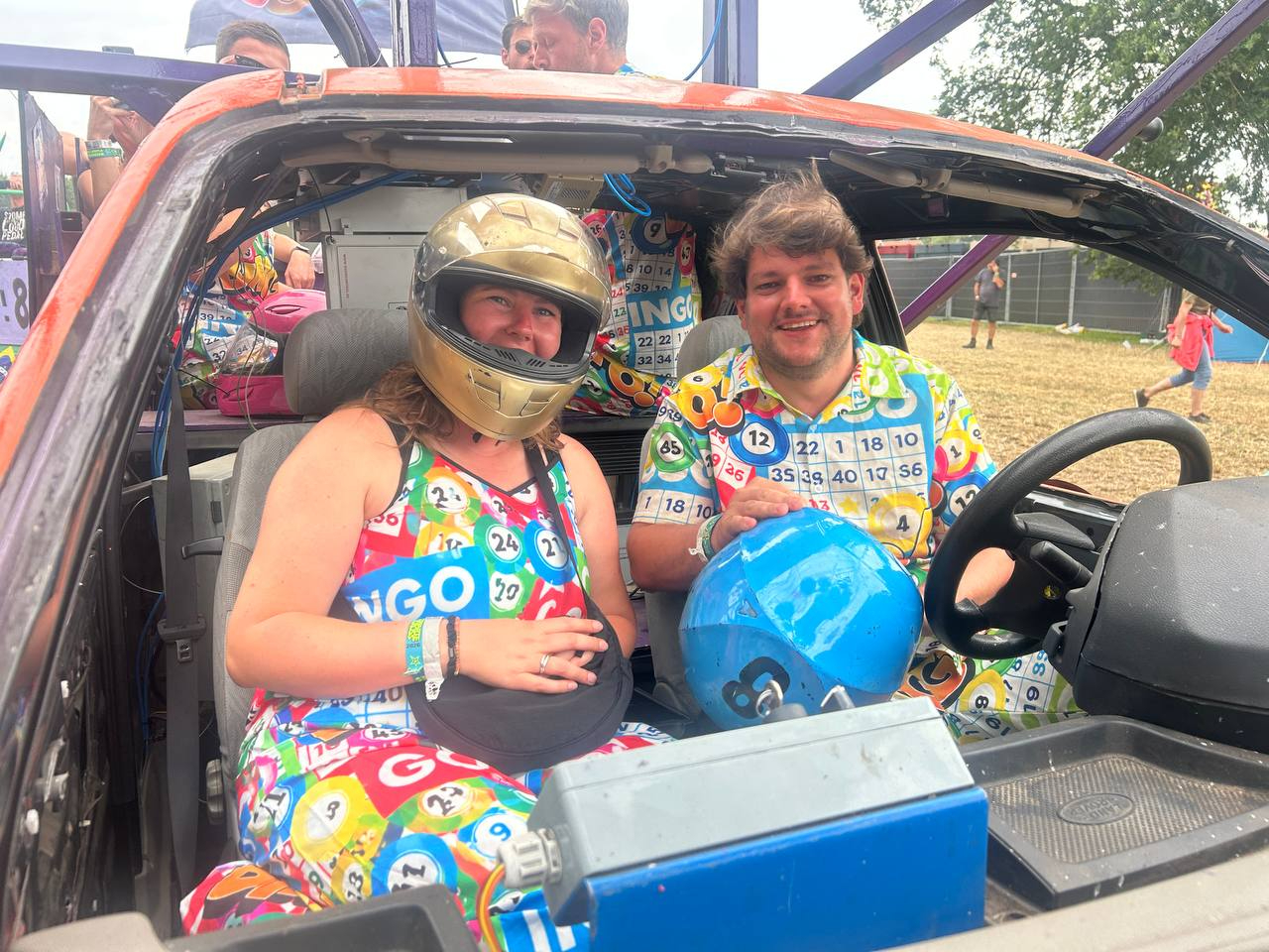 Corné Veldman achter het stuur en Henriët Mijnheer op de bijrijdersstoel van de zelfgebouwde, rijdende bingohal.