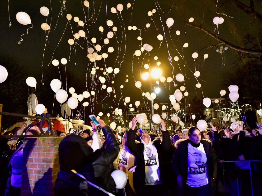 Honderden witte ballonnen gingen vrijdagavond de lucht in.